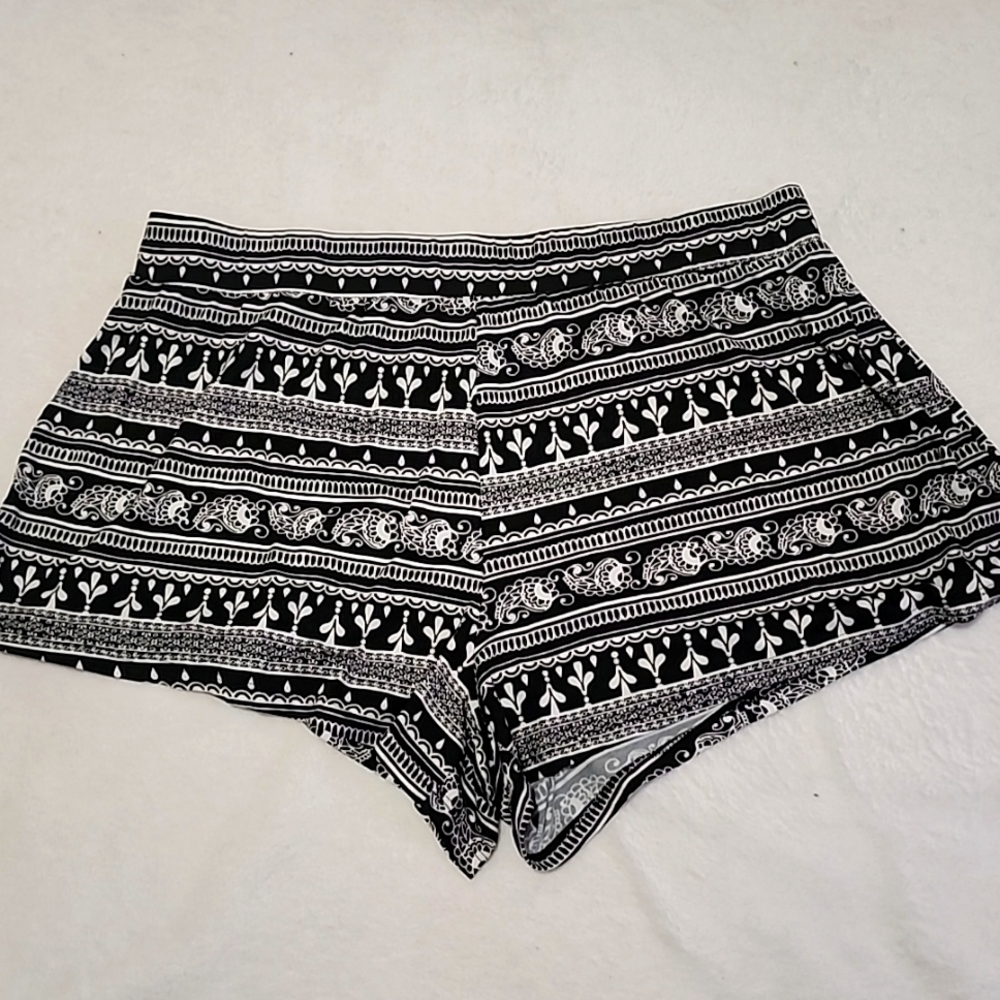Black and white printed lounge shorts